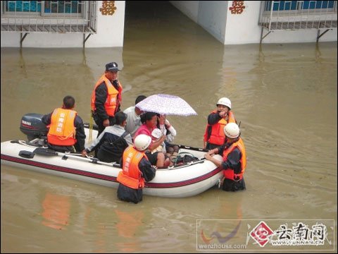 暴雨襲西雙版納 城區淹水1.2米