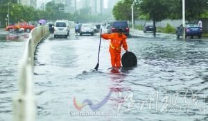 撈 西二旗北路，工作人員在疏通下水道。本報記者 浦峰 攝