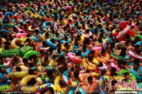 2011年8月14日，數萬游客在位于四川省遂寧市大英縣的中國死海室內漂浮池內沖浪，樂享酷暑水中的清涼。入夏以來，中國死海迎來了近百萬游客前來親水消暑度夏。鐘敏 攝 CFP視覺中國
