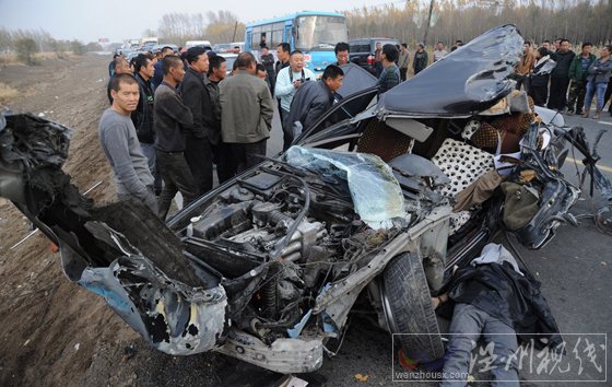 農(nóng)用車迎面撞爛寶馬