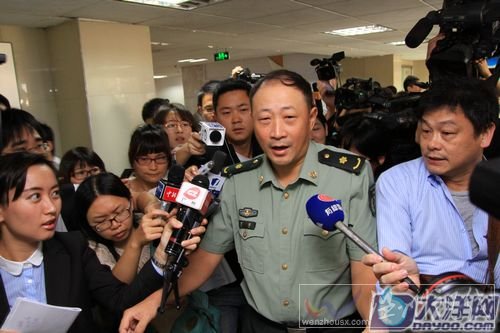 ICU主任蘇磊離開通告會后被媒體圍住追問