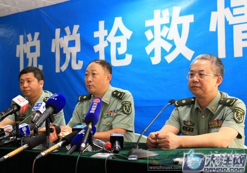 廣州軍區廣州總醫院負責搶救小悅悅的醫生向媒體通告小悅悅離世的消息。