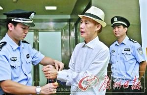 10月15日上午，鄧建國在白云機場被辦案人員拘留