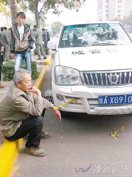 老人電動車被扣自己身綁執法車遭誤傳被綁