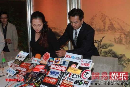 陳浩民攙扶妻子就座