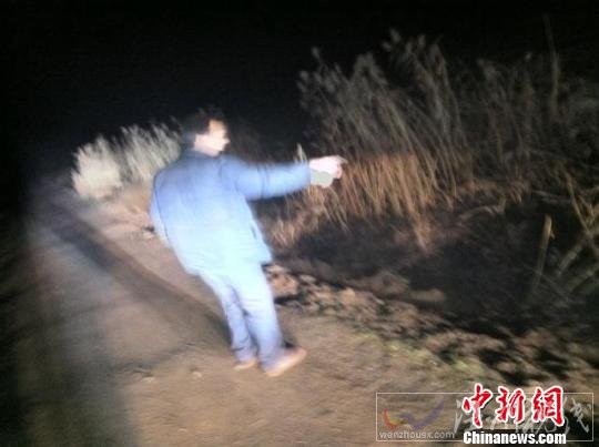 參與救援的田師傅在事故現(xiàn)場向記者講述當(dāng)時(shí)救人經(jīng)過 朱志庚 攝