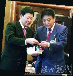 2月20日，名古屋市長河村隆之（右）與到訪的中共南京市委常委劉志偉等人舉行會談，稱自己認為南京大屠殺事件并不存在。會后雙方交換禮物。