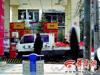 城管提前上街撕春聯 市民：年沒過完不合理(圖)