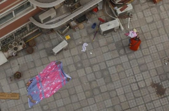 奶奶抱孫女跳樓