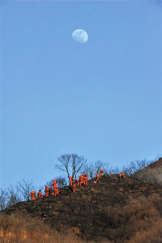 北京居庸關附近荒山起火 過火面積上百平方米（組圖）