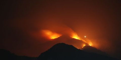 廣西桂林堯山景區突發大火 電視信號塔正受威脅