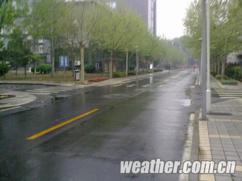 北京24日白天陰有中雨轉多云并伴有雷電