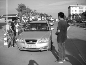 溫州永強(qiáng)機(jī)場(chǎng)嚴(yán)打私家車?yán)? width=