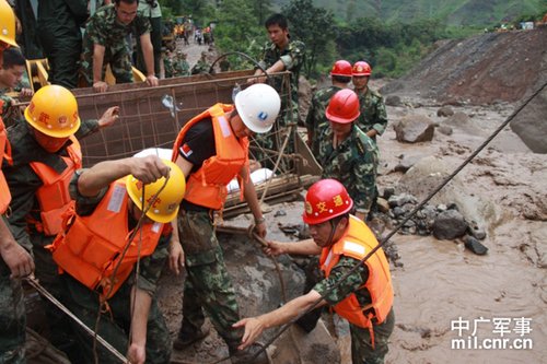 四川鶴灘電站發(fā)生泥石流 武警官兵迅速搶險(xiǎn)