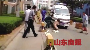 肇事女司機(jī)攔救護(hù)車阻止救人