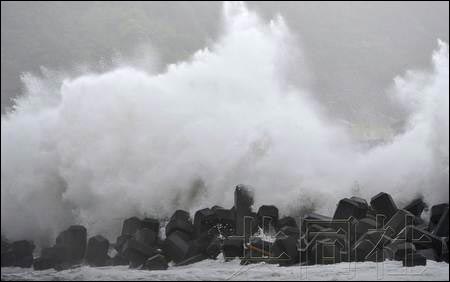 強臺風“古超”致日本1人死亡 13萬戶家庭斷電