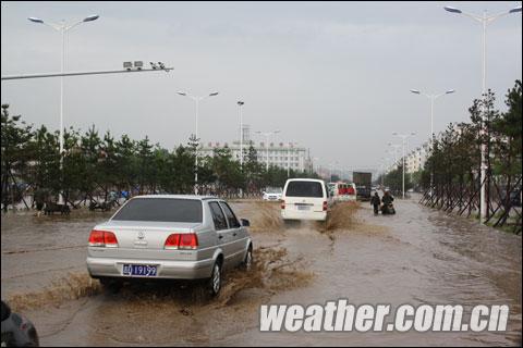 遼源28日出現短時強降雨 市區低洼路面積水（圖）