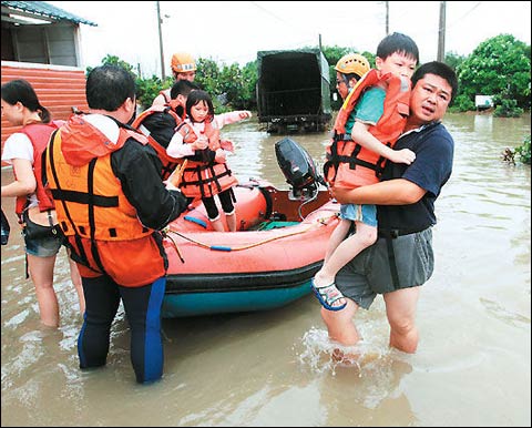 臺灣強降雨已致6死 多縣市緊急停班停課