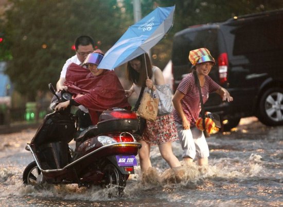 洛陽街頭美女暴雨中濕身