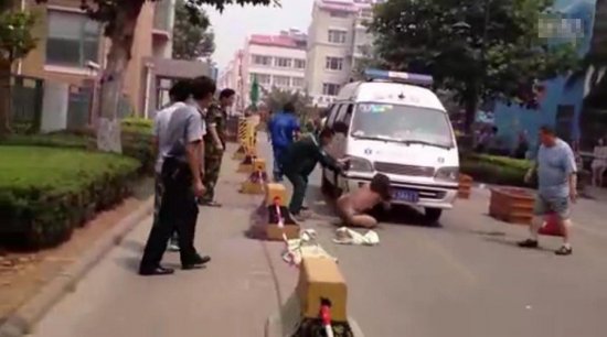 女版藥家鑫張彥撞人后脫衣阻攔救護(hù)車