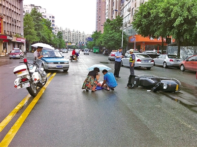 老人車禍倒地，好心人撐傘守護