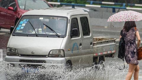重慶遭受暴雨襲擊 多條公路陷入半癱瘓狀態(tài)（組圖）