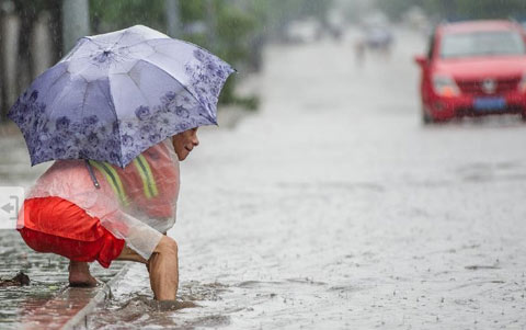 重慶遭受暴雨襲擊 多條公路陷入半癱瘓狀態(tài)（組圖）