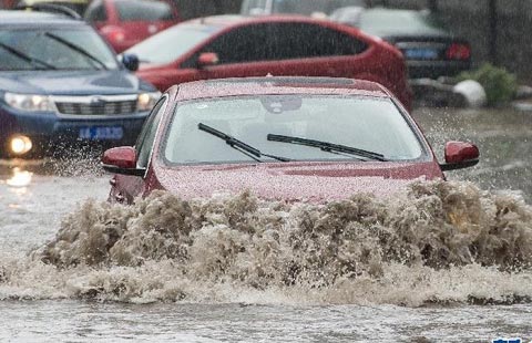 重慶遭受暴雨襲擊 多條公路陷入半癱瘓狀態(tài)（組圖）