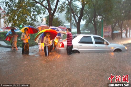 2012年7月21日，北京突降暴雨，路面成河，多車被淹，交通癱瘓。南寧 攝 