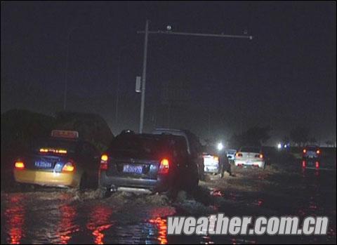 河北多地出現(xiàn)強降水 石家莊道路積水出行受阻