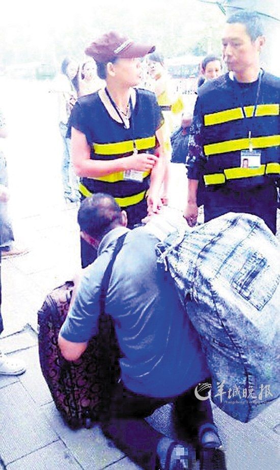 農(nóng)民工為避罰款下跪