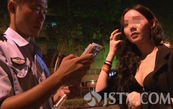 一17歲女孩駕車凌晨側翻