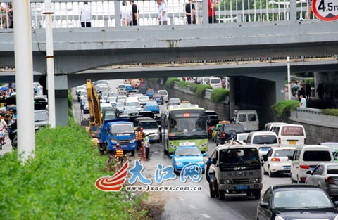 南昌解放路立交橋擋阻墻坍塌 預計20天后能修復