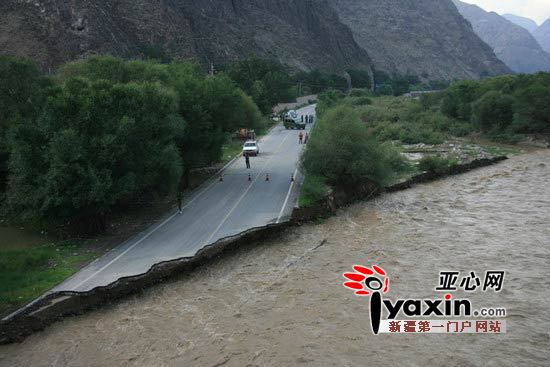 新疆山洪沖毀公路沒有人員傷亡 暴雨引山洪暴發阻擋游客