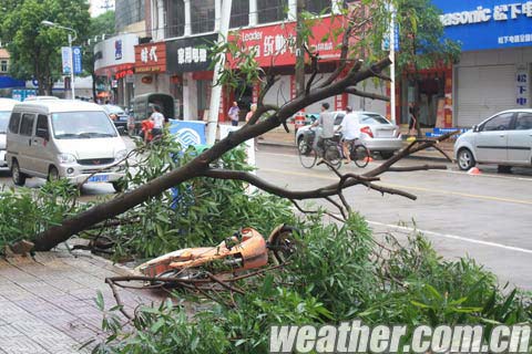 “啟德”過境 大風暴雨襲防城港