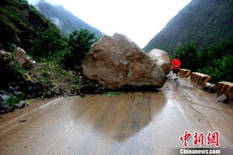 舟曲峰迭鄉(xiāng)梁風殼村泥石流塌方 50噸巨石阻斷交通