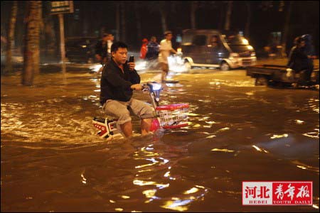 河北大部出現(xiàn)降雨 石家莊積水嚴重影響交通