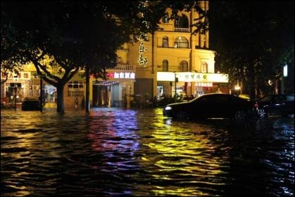 河北大部出現(xiàn)降雨 石家莊積水嚴重影響交通