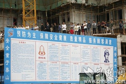 武漢東湖景園升降機墜落