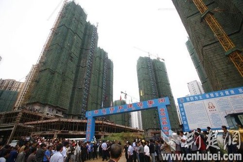 武漢東湖景園升降機墜落