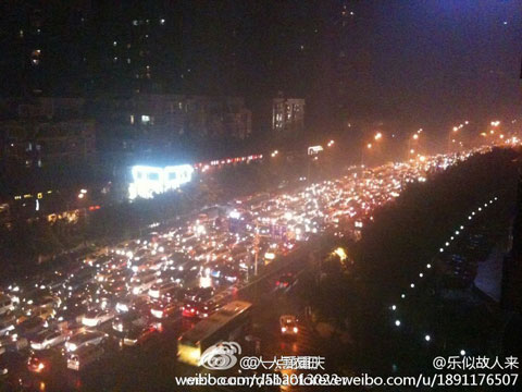 重慶9月28暴雨 暴雨導致重慶堵車至深夜十時仍未散去