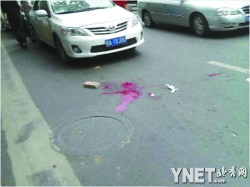 51歲西安日系車主李建利被打現(xiàn)場(chǎng)地上一灘血跡