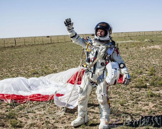 費利克斯鮑姆加特納完成平流層3.7萬米世界第一跳