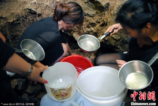 浙江溫嶺現治百病“神水”群眾排隊瘋搶