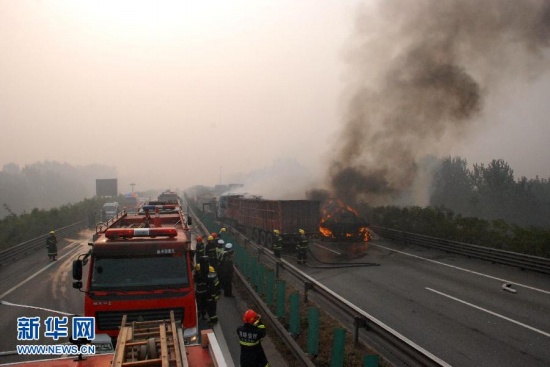唐津高速公路發生車禍 約30輛車連環相撞造成嚴重擁堵