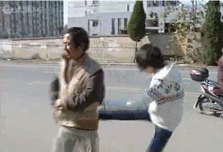 14歲女孩當(dāng)街暴打生父