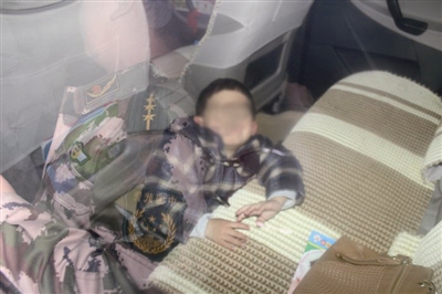 溫州一名幼童被困車內