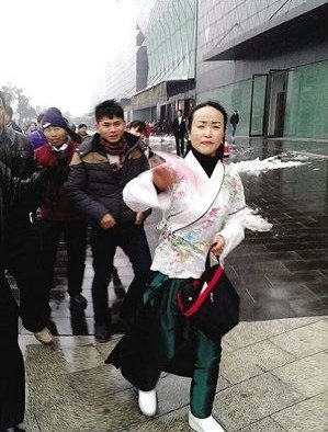 寧波女子拋撒百元大鈔