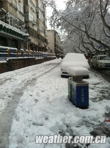 安徽18日有暴雪局地伴雷電 積雪給交通帶來了很大壓力