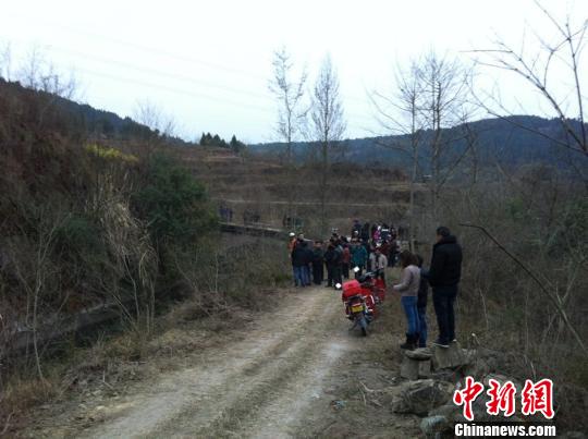 三輪車翻入水渠事故現場